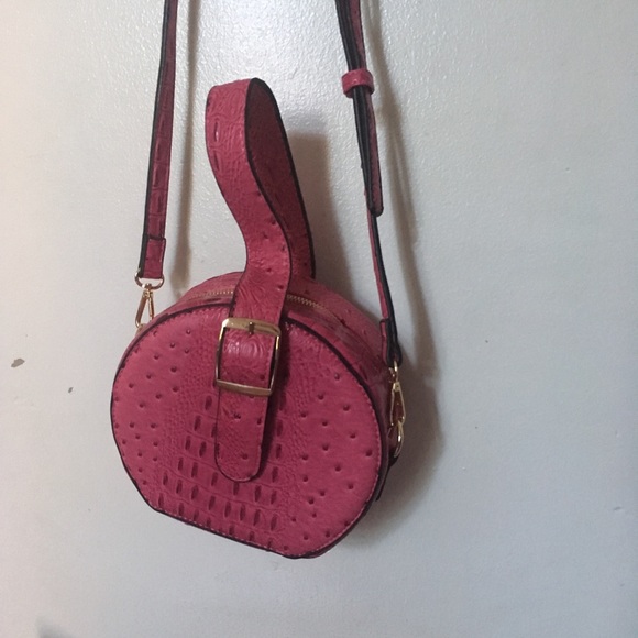 NWOT Ostrich embossed faux leather circle bag - Picture 2 of 6